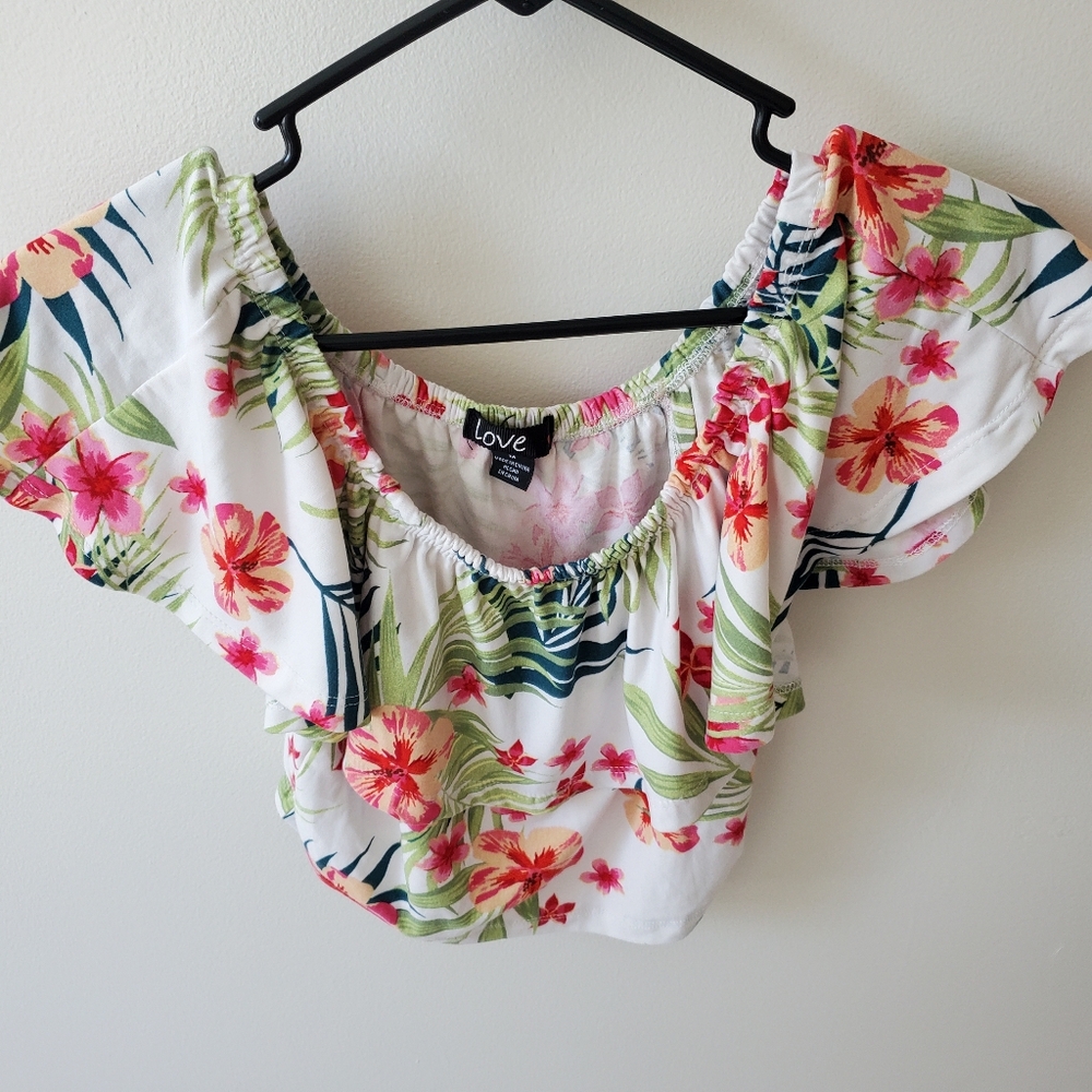 Love off the shoulder short sleeve shirt. Size medium. Pretty tropical print - Picture 1 of 8